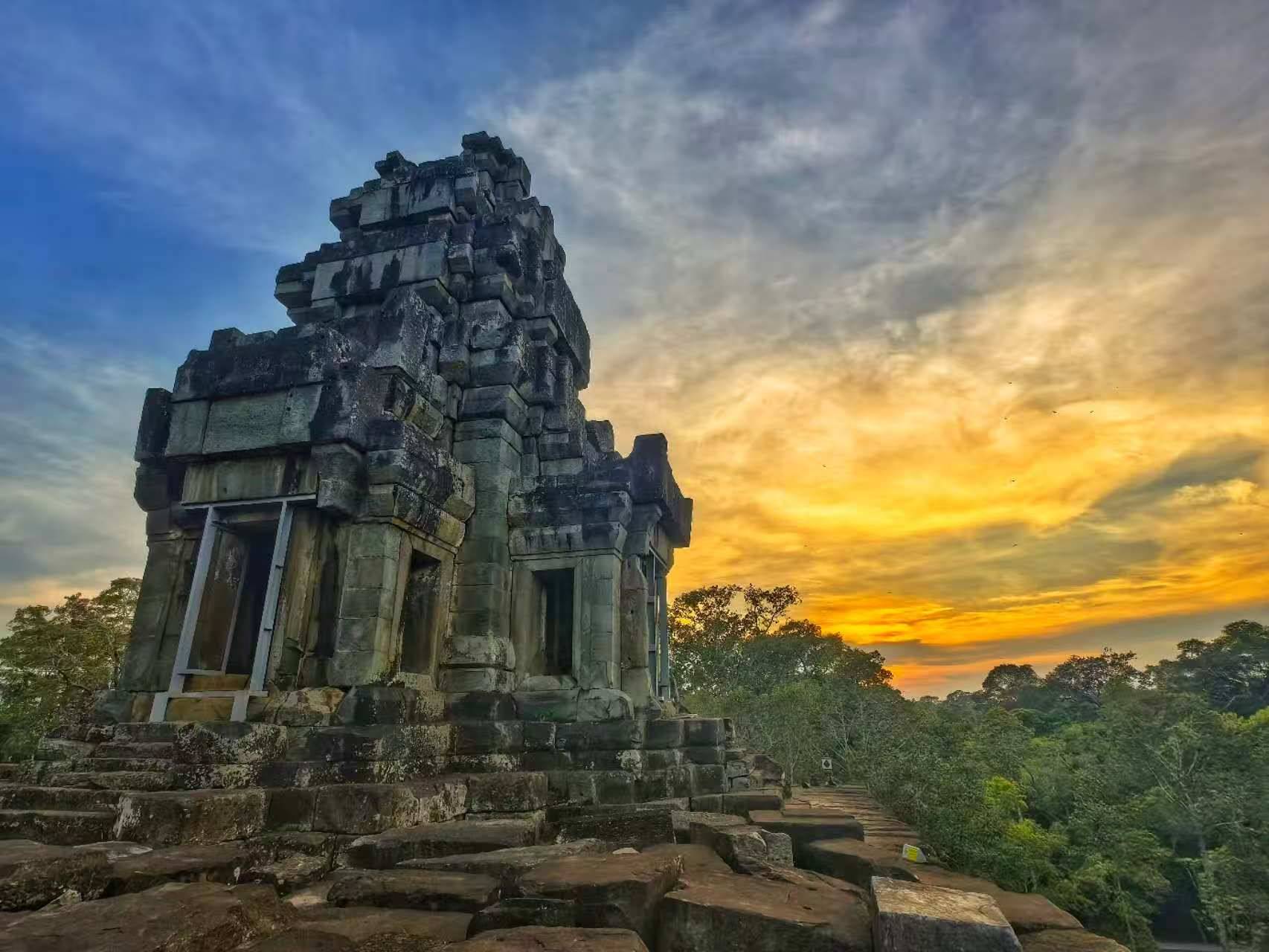 由中國專家修復的茶膠寺最高處的砂巖塔。（人民日報記者強薇 攝）