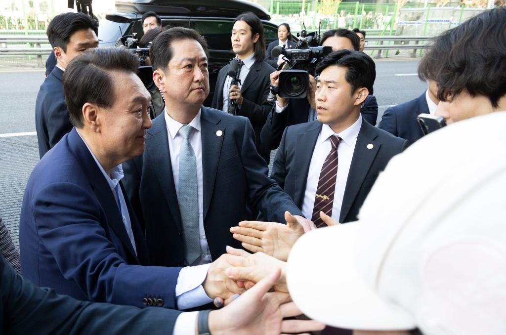 4月11日，韓國(guó)前總統(tǒng)尹錫悅（左一）在離開(kāi)首爾漢南洞官邸時(shí)與支持者握手。新華社發(fā)（全休相攝）