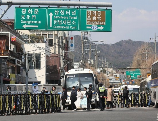  4月3日，在韓國首爾，警察在韓國憲法法院附近進(jìn)行交通管制。新華社記者姚琪琳攝