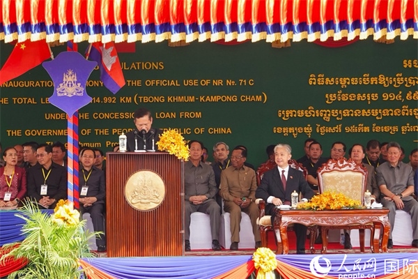 柬埔寨首相洪瑪奈在剪彩儀式上致辭。人民網(wǎng)記者 程是頡攝