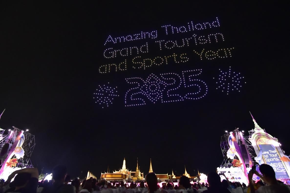 由1200架無人機(jī)組成的燈光秀點亮夜空。泰國國家旅游局供圖