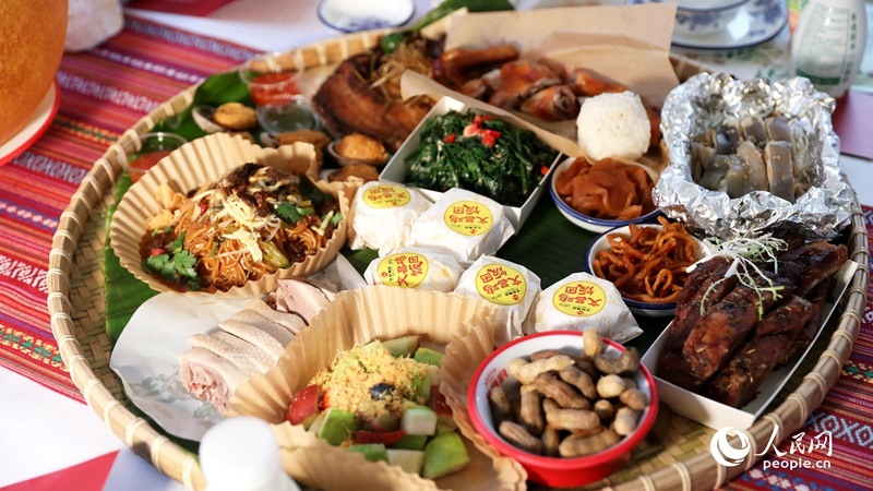 長(zhǎng)桌宴上擺滿了海南特色佳肴。人民網(wǎng)記者 符武平攝