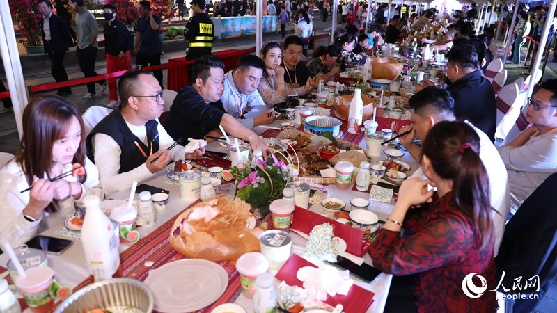 消博會(huì)嘉賓沉浸享用長(zhǎng)桌宴。人民網(wǎng)記者 符武平攝