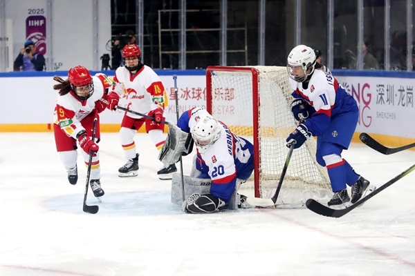 中國隊球員孔明會(左一)射門。圖片來源：中國冰球協(xié)會