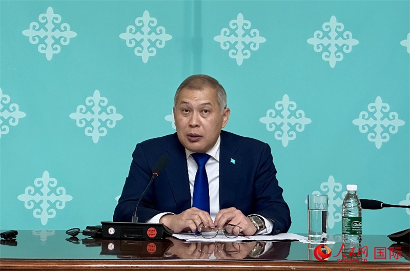 哈薩克斯坦駐華大使沙赫拉特·努雷舍夫在哈駐華大使館舉辦新聞發(fā)布會(huì)。人民網(wǎng)阿爾達(dá)克 攝