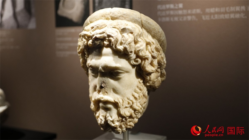 阿斯克勒庇俄斯大理石頭像。4月14日，來(lái)自希臘伊拉克利翁考古博物館的文物在故宮博物院展出。（人民網(wǎng) 張澤宇攝）