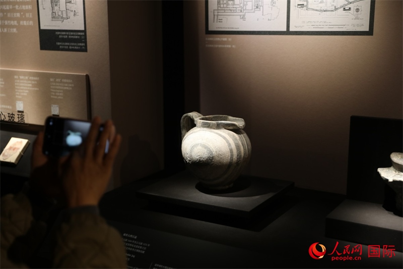 參觀者在拍攝。4月14日，來(lái)自希臘伊拉克利翁考古博物館的文物在故宮博物院展出。（人民網(wǎng) 張澤宇攝）