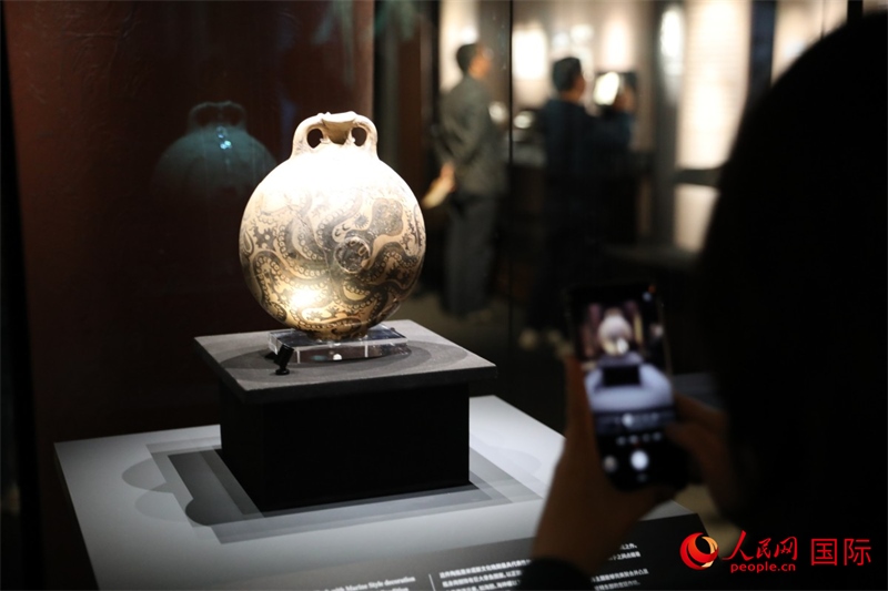 參觀者在拍攝。4月14日，來(lái)自希臘伊拉克利翁考古博物館的文物在故宮博物院展出。（人民網(wǎng) 張澤宇攝）
