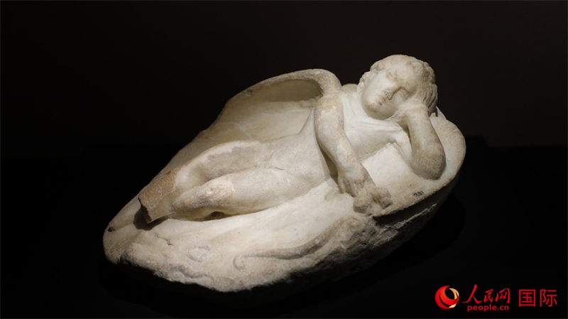 沉睡的厄洛斯大理石浮雕。4月14日，來(lái)自希臘伊拉克利翁考古博物館的文物在故宮博物院展出。（人民網(wǎng) 張澤宇攝）
