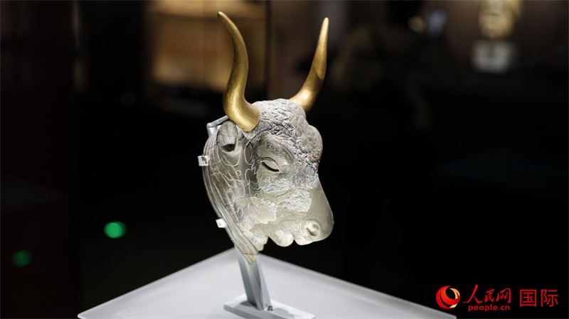 公牛頭型綠泥石來(lái)通杯。4月14日，來(lái)自希臘伊拉克利翁考古博物館的文物在故宮博物院展出。（人民網(wǎng) 張澤宇攝）