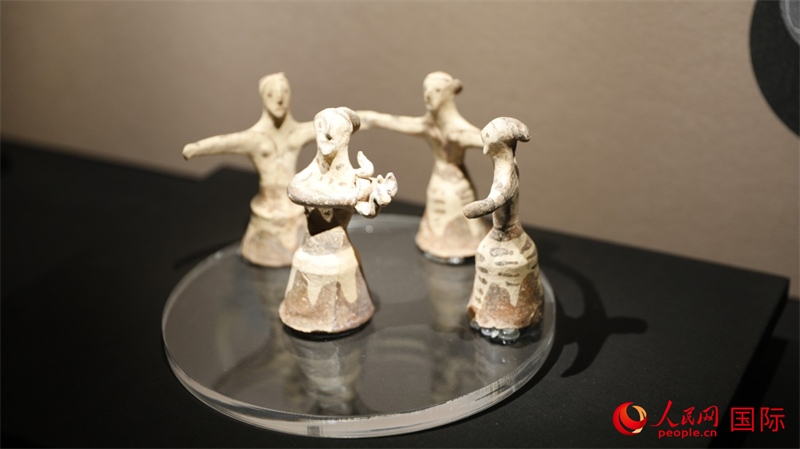 舞蹈者與音樂(lè)家雕塑群像。4月14日，來(lái)自希臘伊拉克利翁考古博物館的文物在故宮博物院展出。（人民網(wǎng) 張澤宇攝）