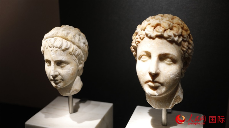 兄弟大理石頭像。4月14日，來(lái)自希臘伊拉克利翁考古博物館的文物在故宮博物院展出。（人民網(wǎng) 張澤宇攝）