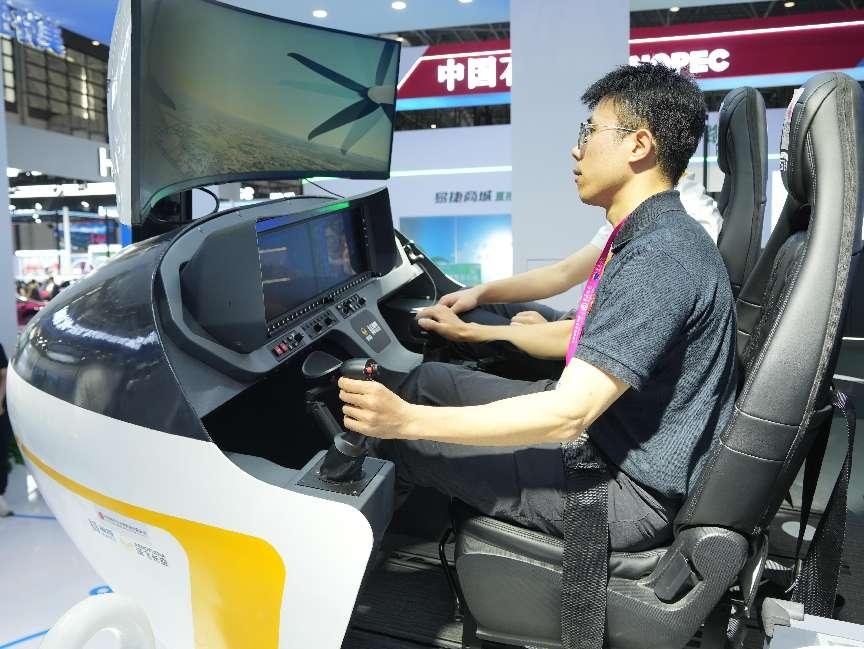 記者體驗低空經濟的應用消費場景。人民網(wǎng)記者 張力洋攝