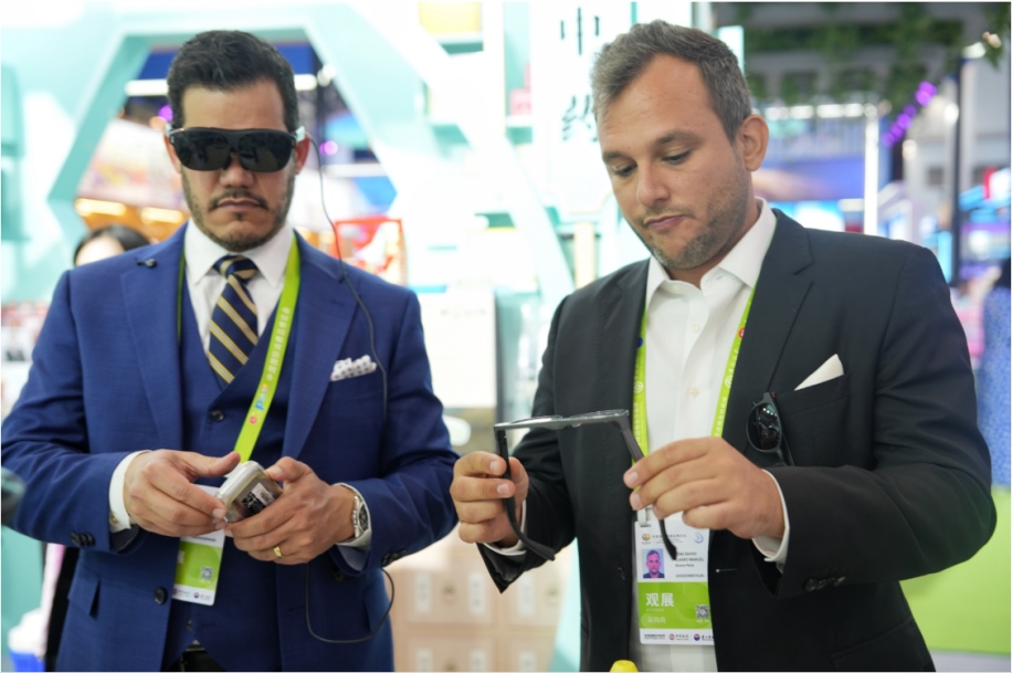 觀展嘉賓體驗科技消費新產品。中國國際消費品博覽會組委會網(wǎng)上新聞中心供圖