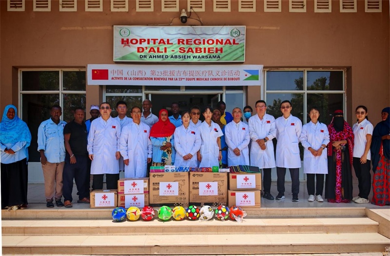 中國（山西）第23批援吉布提醫(yī)療隊(duì)在當(dāng)?shù)亻_展義診，并捐贈(zèng)一批急需藥品。中國（山西）第23批援吉布提醫(yī)療隊(duì)供圖