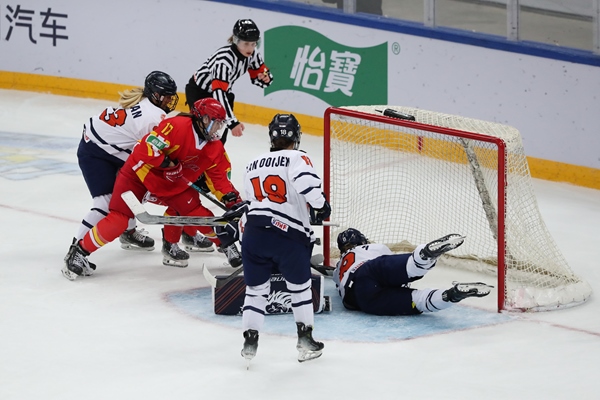 中國隊球員曲樂(左二)破門得分。圖片來源：中國冰球協(xié)會 此役中國隊首發(fā)陣容是詹佳慧、于柏巍、孔明會、趙啟男、曲樂、方新。比賽進行至2分43秒，荷蘭隊率先取得進球，1:0領先。失球后的中國隊打得更加積極主動，多次獲得射門機會，但可惜沒有破門得分。 第二節(jié)39分34秒，中國隊曲樂在王佳欣和孔明會的助攻下破門，將比分扳平，這也是中國隊在本屆賽事中取得的首個進球。 末節(jié)43分42秒，荷蘭隊球員勾人犯規(guī)，被判罰任意球。中國隊張夢瑩執(zhí)行并打進，2:1反超比分。最后階段，荷蘭隊撤下守門員，場上6人進攻但未能進球。最終，中國隊以2:1逆轉(zhuǎn)戰(zhàn)勝對手，取得本屆世錦賽首場勝利。 在昨日進行的另外兩場比賽中，奧地利隊3:2力克斯洛伐克隊，法國隊2:1戰(zhàn)勝丹麥隊。三輪比賽過后，奧地利隊三戰(zhàn)全勝領跑積分榜，斯洛伐克隊和法國隊2勝1負分列二、三位，丹麥隊和中國隊1勝2負排在四至五位，荷蘭隊三戰(zhàn)皆負積分墊底。