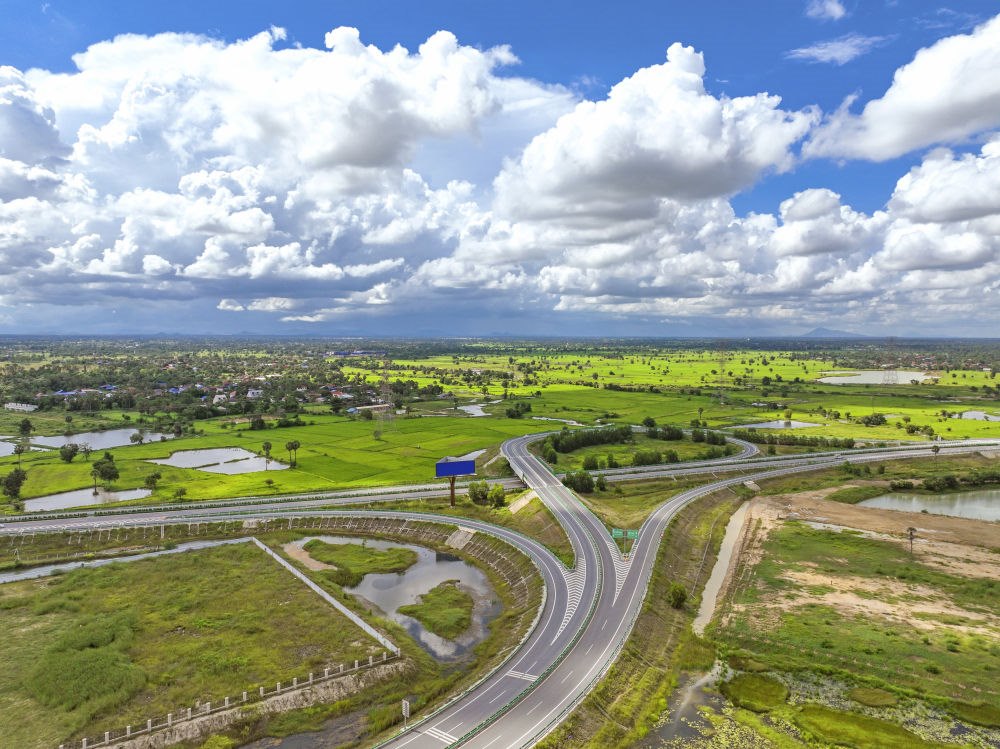 2024年9月25日在柬埔寨磅士卑省拍攝的金港高速公路（無(wú)人機(jī)照片）。連接柬埔寨首都金邊和最大深水海港西哈努克港的金港高速公路，是中柬共建“一帶一路”標(biāo)志性項(xiàng)目。