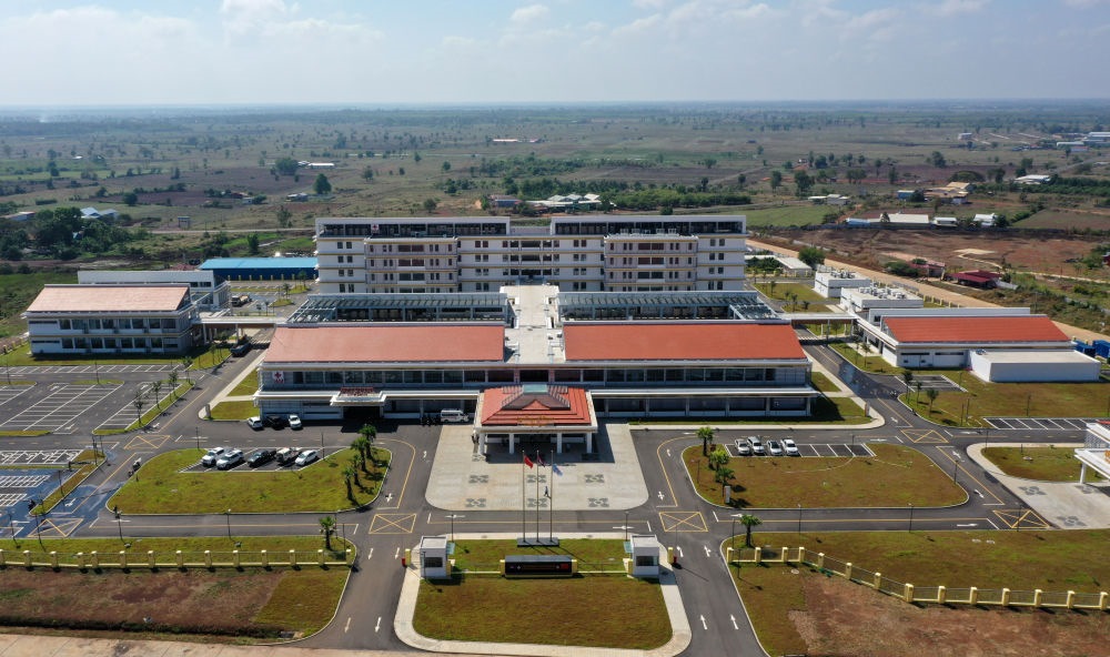 2022年2月17日在柬埔寨特本克蒙省新區(qū)拍攝的中國(guó)援柬埔寨特本克蒙省醫(yī)院。