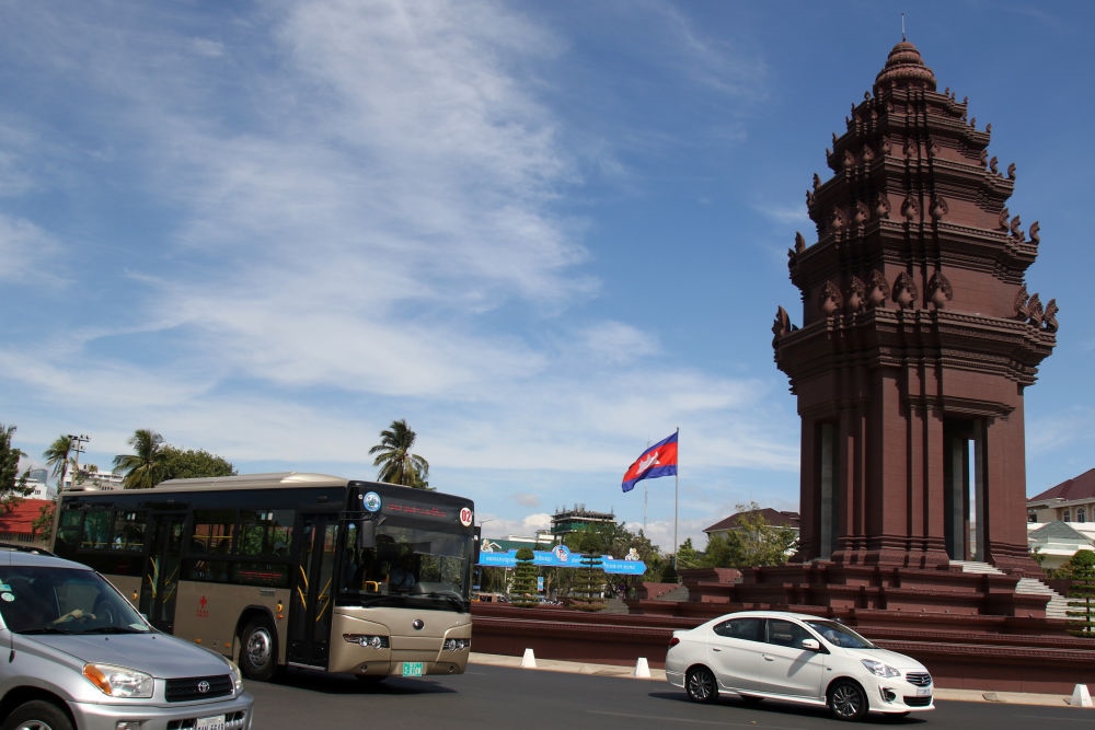 2018年1月5日，在柬埔寨金邊，一輛中國(guó)援助的“宇通”公交車(chē)經(jīng)過(guò)獨(dú)立紀(jì)念碑。