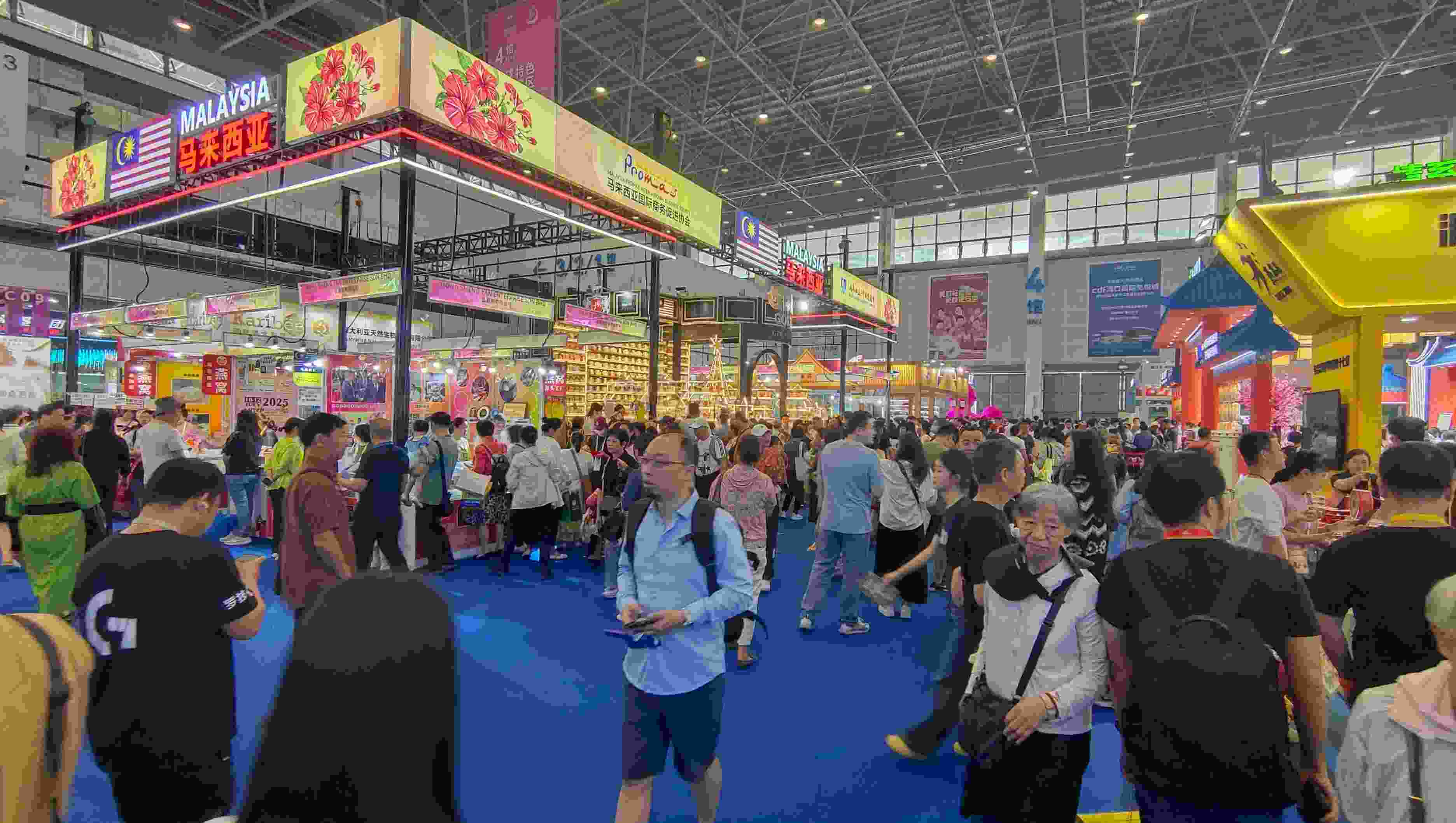 消博會(huì)迎來(lái)公眾開(kāi)放日，眾多市民、客商來(lái)到展館參觀、購(gòu)物。人民網(wǎng)記者 李彤?dāng)z