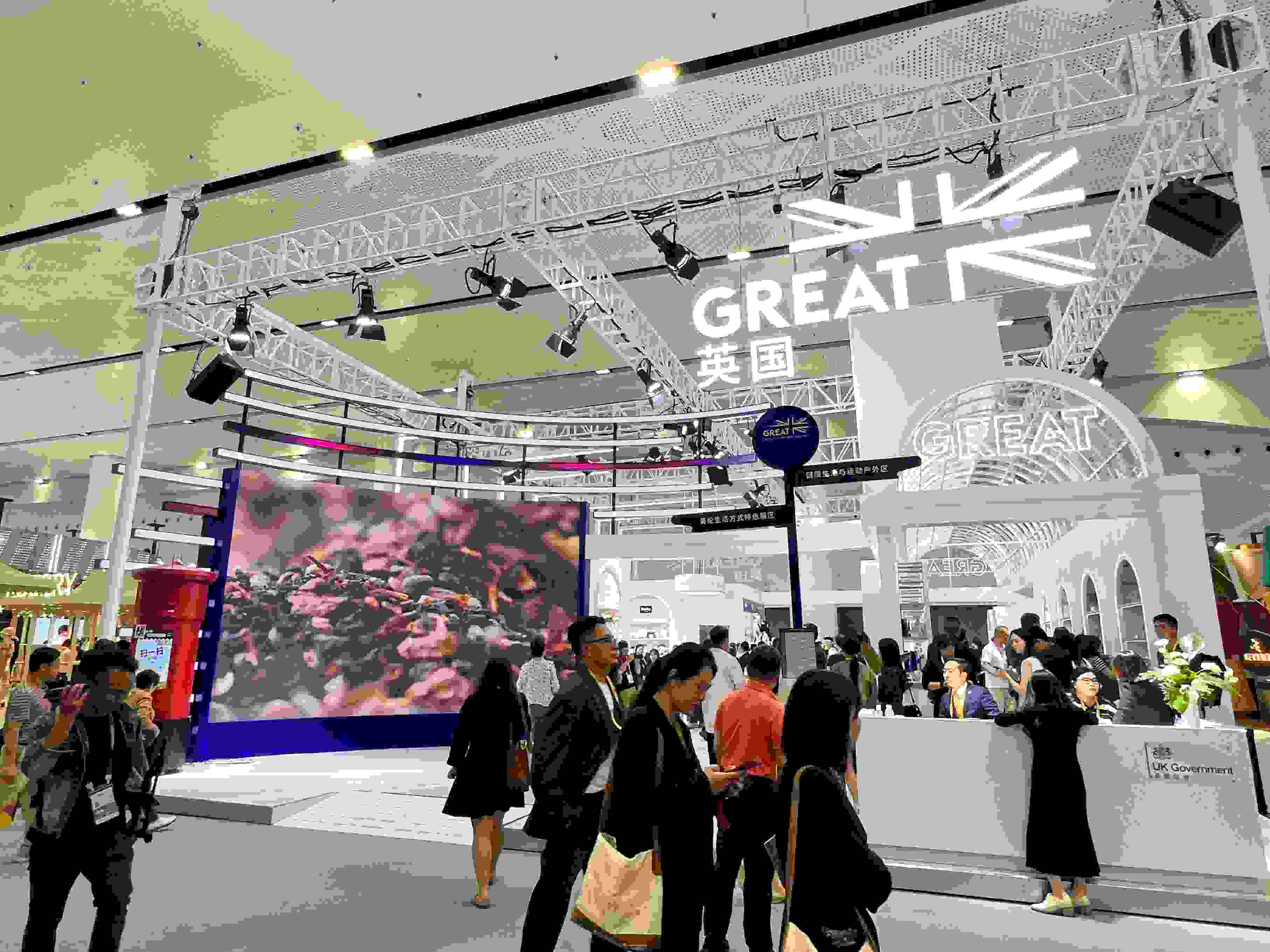 在消博會(huì)上，主賓國(guó)英國(guó)國(guó)家館開(kāi)館。人民網(wǎng)記者 趙瞳攝