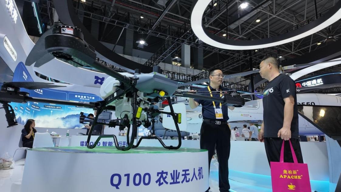 低空經(jīng)濟(jì)展區(qū)展出的農(nóng)業(yè)無(wú)人機(jī)裝備。人民網(wǎng) 歐陽(yáng)易佳攝