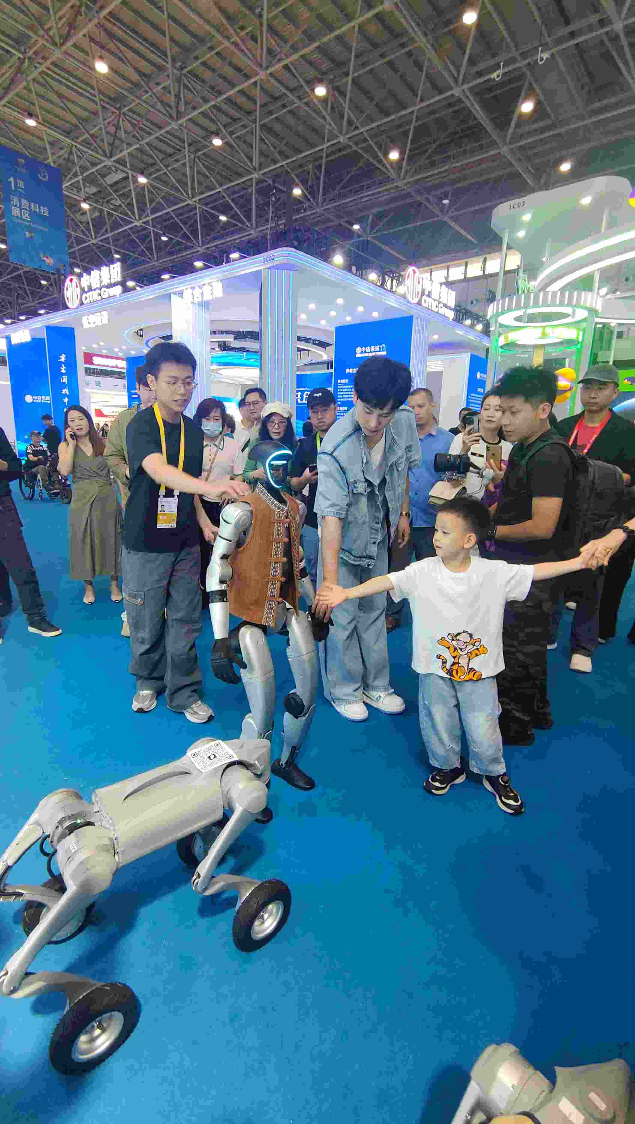 消博會(huì)現(xiàn)場(chǎng)，機(jī)器人等科技消費(fèi)產(chǎn)品吸引觀展者駐足。人民網(wǎng)記者 李彤?dāng)z
