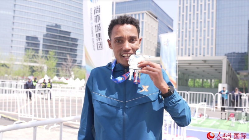 埃塞俄比亞選手圖魯·亞雷德·德梅克獲得本次大賽男子組亞軍。人民網(wǎng)記者 袁蒙攝