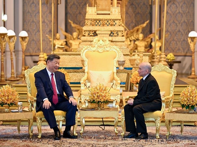 4月17日，柬埔寨國(guó)王西哈莫尼同習(xí)近平主席在金邊王宮舉行會(huì)見(jiàn)。