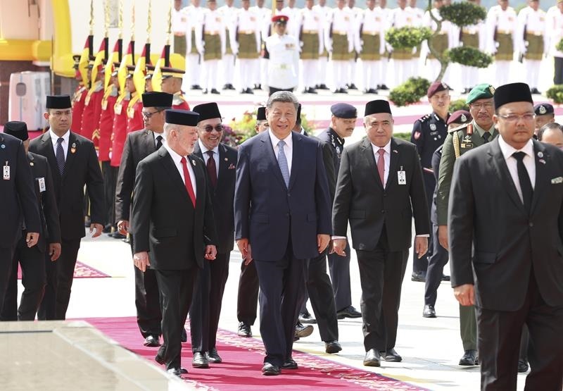 4月16日，馬來(lái)西亞最高元首易卜拉欣在馬來(lái)西亞國(guó)家王宮廣場(chǎng)為習(xí)近平主席舉行隆重歡迎儀式。