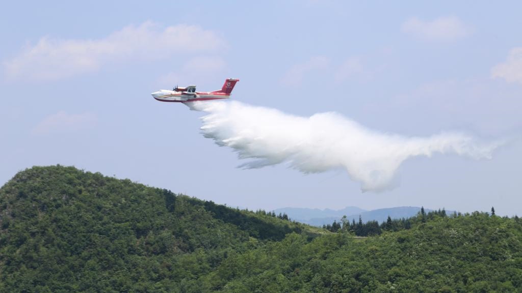 AG600飛機(jī)在四川西昌開展典型滅火場景驗(yàn)證試飛科目（2023年6月攝）。新華社發(fā)（中國航空工業(yè)集團(tuán)供圖）
