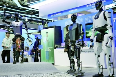 3月27日，在中關村展示中心常設展上，人形機器人“天工”向參觀者招手示意。新華社記者 鞠煥宗攝