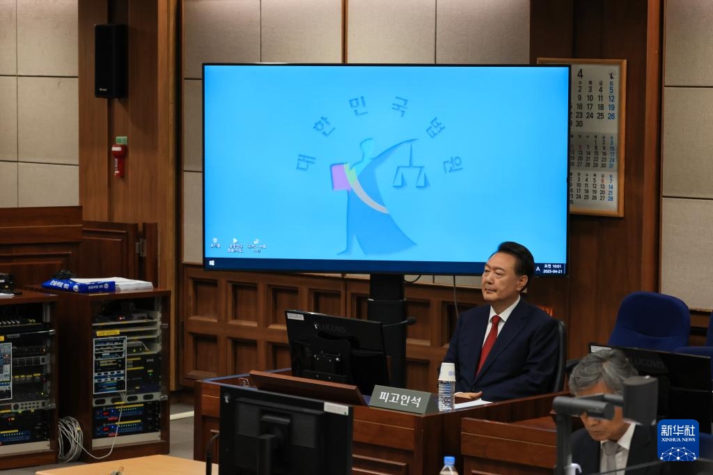 4月21日，尹錫悅在韓國首爾中央地方法院出席庭審。新華社/紐西斯通訊社