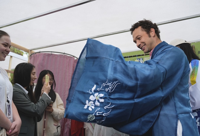 外國青年試穿漢服。中外語言交流合作中心供圖