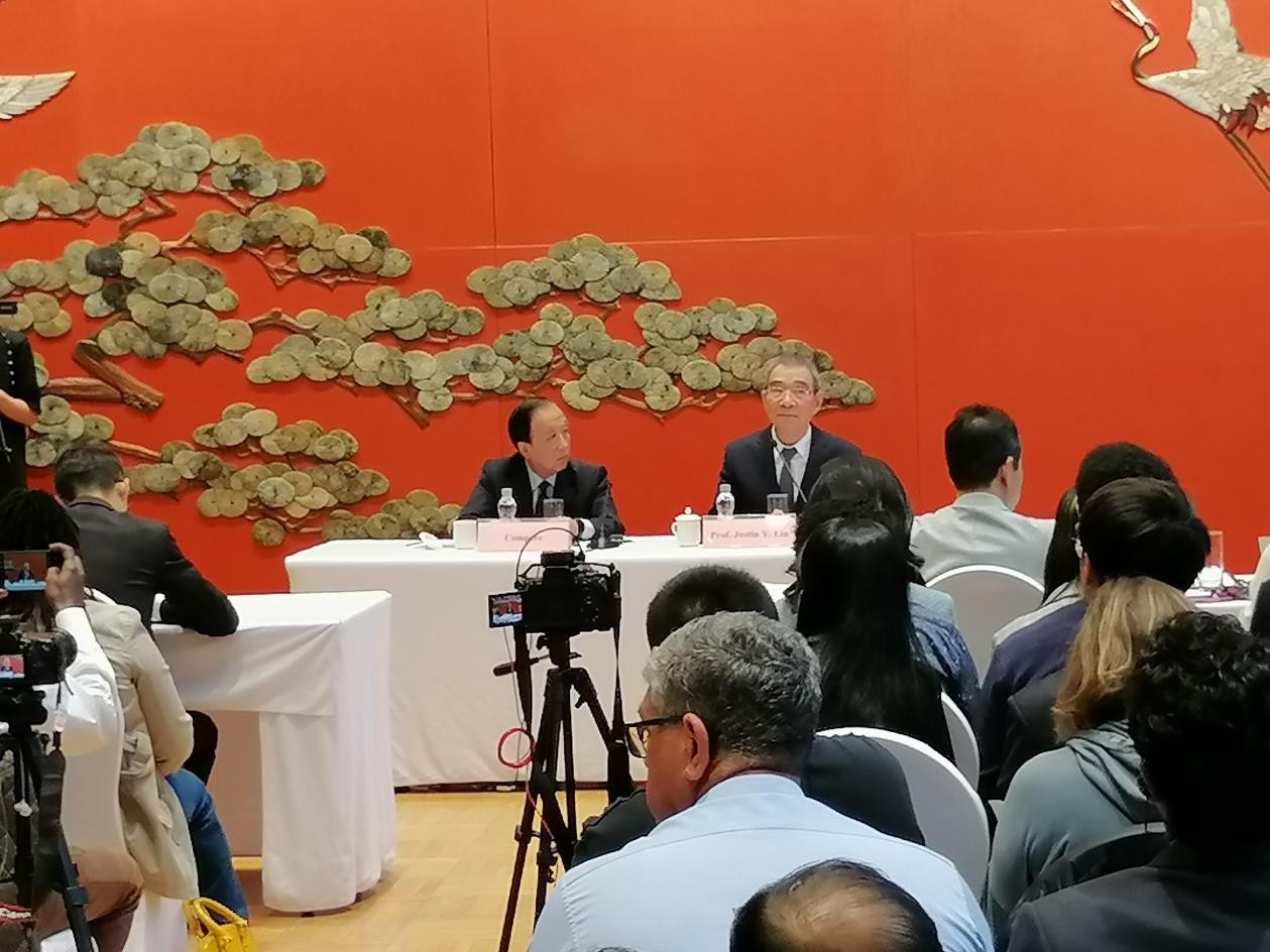 圖為21日舉行的“臨甲7號沙龍”，林毅夫（右一）在回答中外媒體記者的提問。 人民網(wǎng)記者 李瀟攝