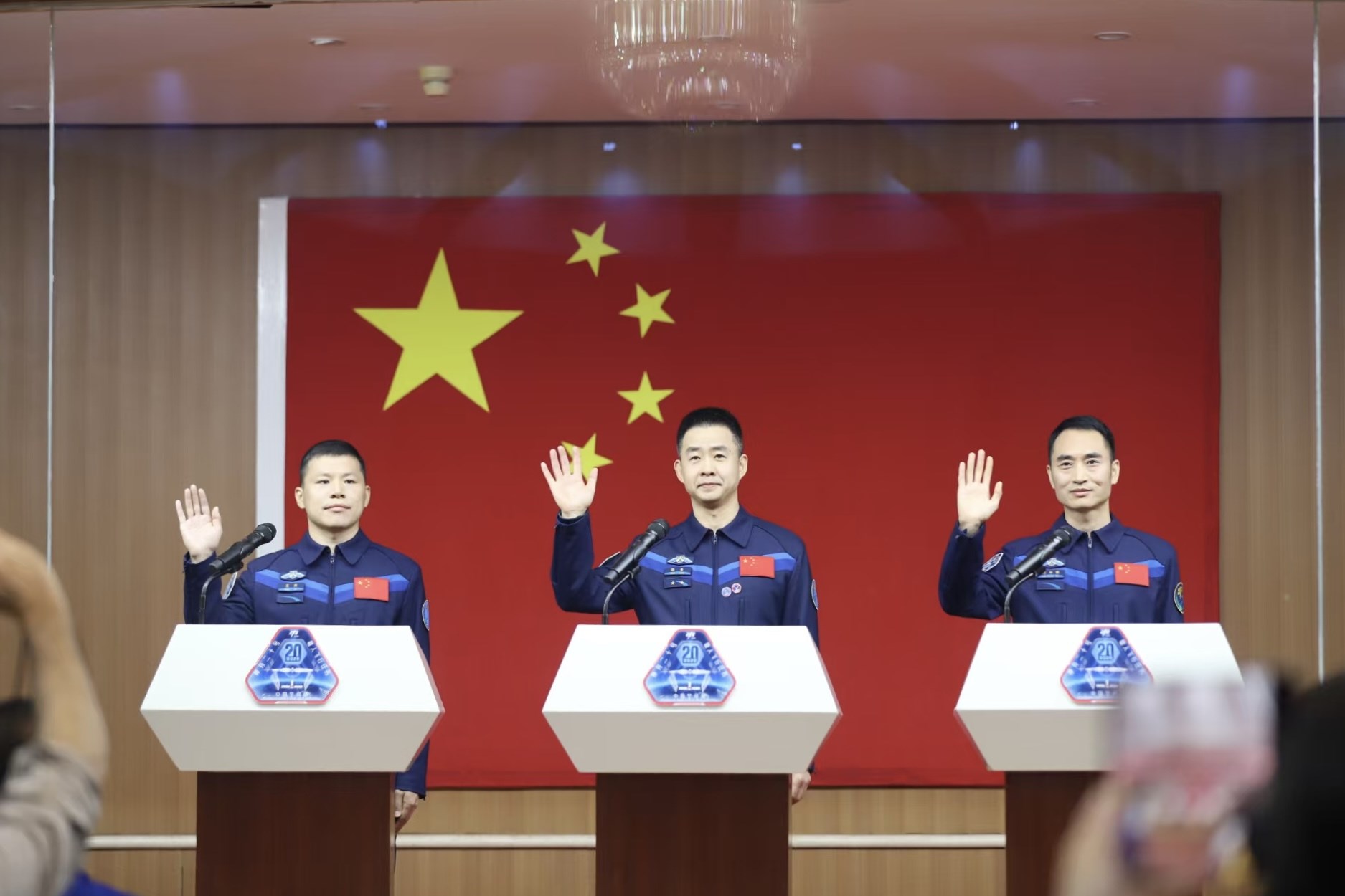 4月23日，神舟二十號航天員乘組在酒泉衛(wèi)星發(fā)射中心問天閣與中外媒體記者集體見面。人民網(wǎng)記者 黃帆攝