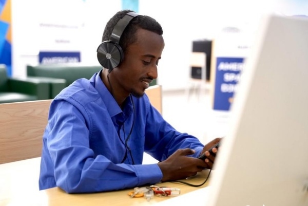 在明亮現(xiàn)代的信息技術(shù)閱覽室，當?shù)刈x者正在沉浸式學習，塔里克·易卜拉欣攝