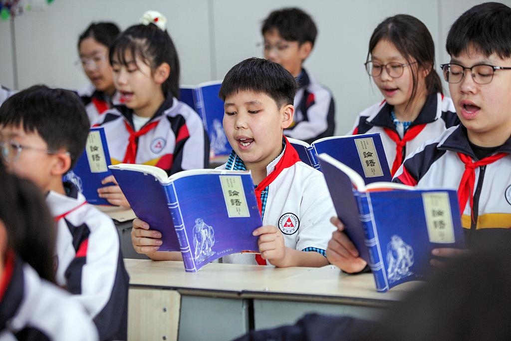 △2025年4月21日，河南焦作，學(xué)生們?cè)谡b讀《論語》。