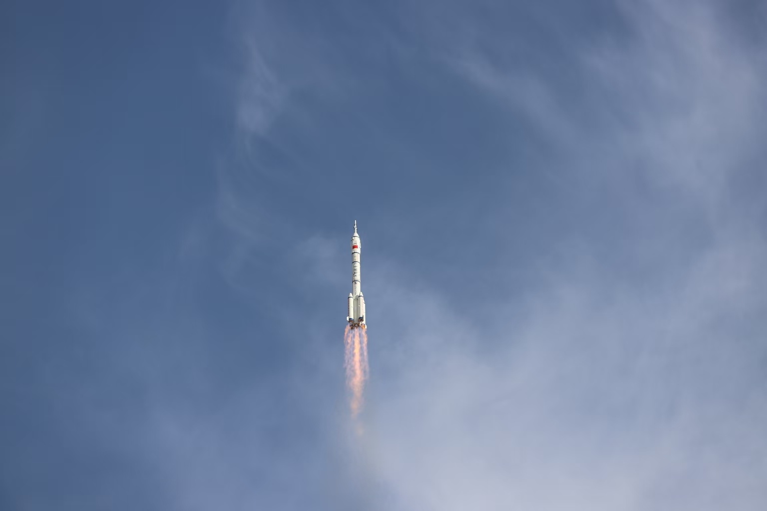 長征二號F遙二十運(yùn)載火箭點(diǎn)火發(fā)射。人民網(wǎng)記者 黃帆攝