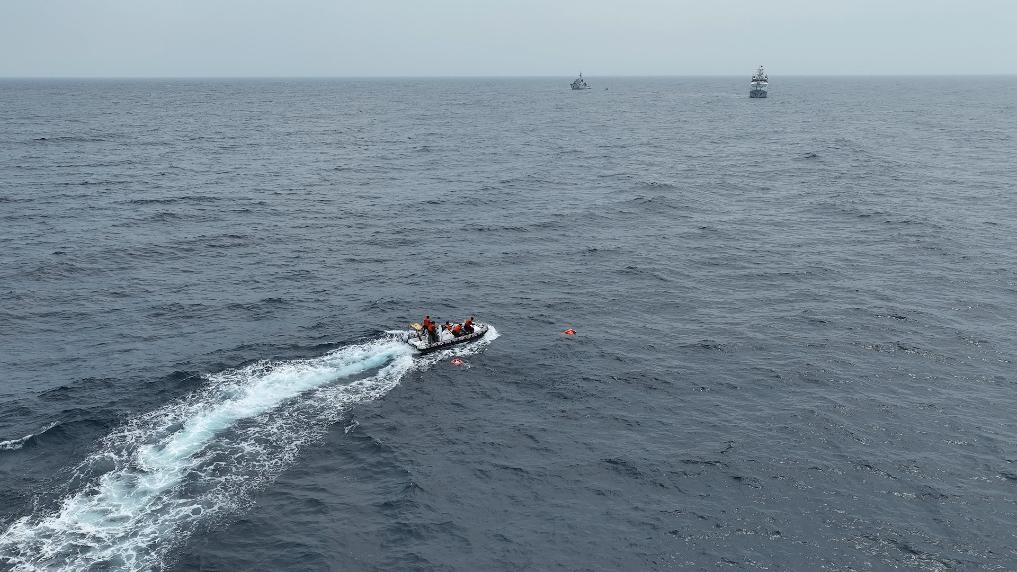 4月23日，中越海警開展海上聯(lián)合搜救演練，模擬營救落水人員。（中國海警供圖）