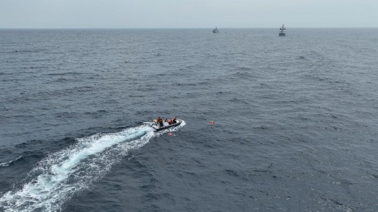 4月23日，中越海警開展海上聯(lián)合搜救演練，模擬營救落水人員。（中國海警供圖）