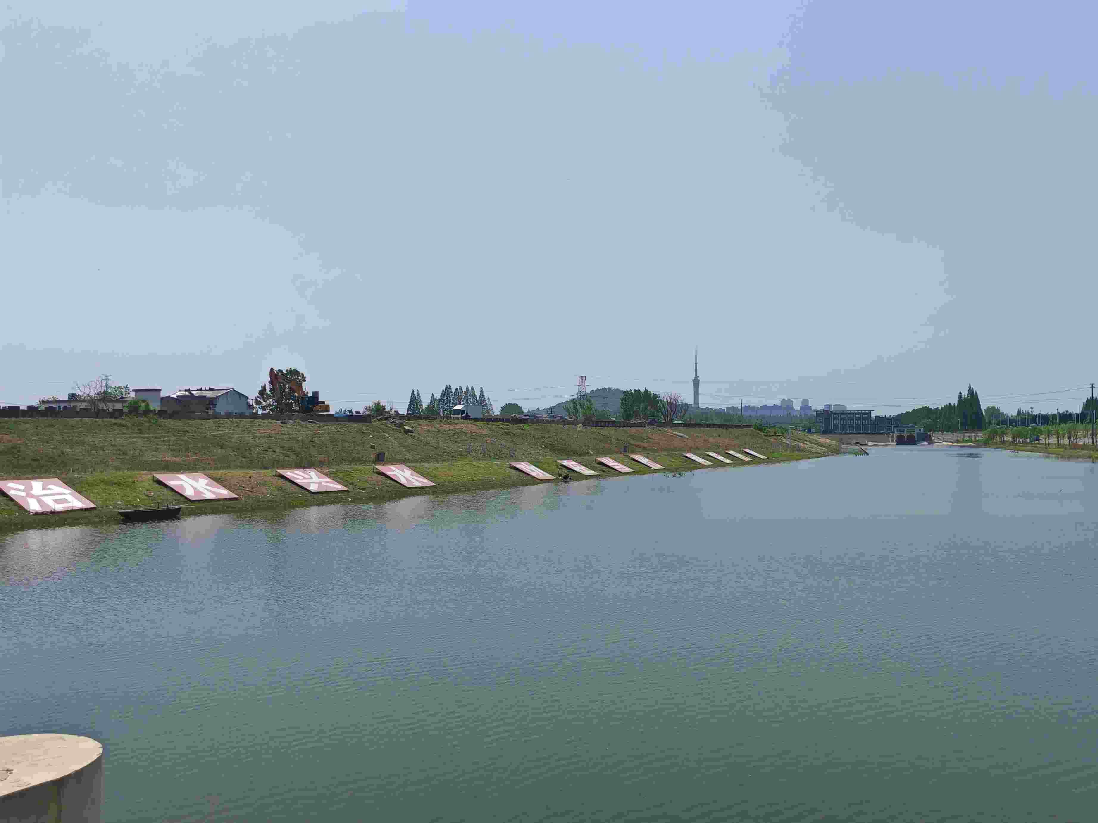 在龍子湖樞紐上眺望靚麗的淮河美景。人民網(wǎng)記者 王子鋒攝