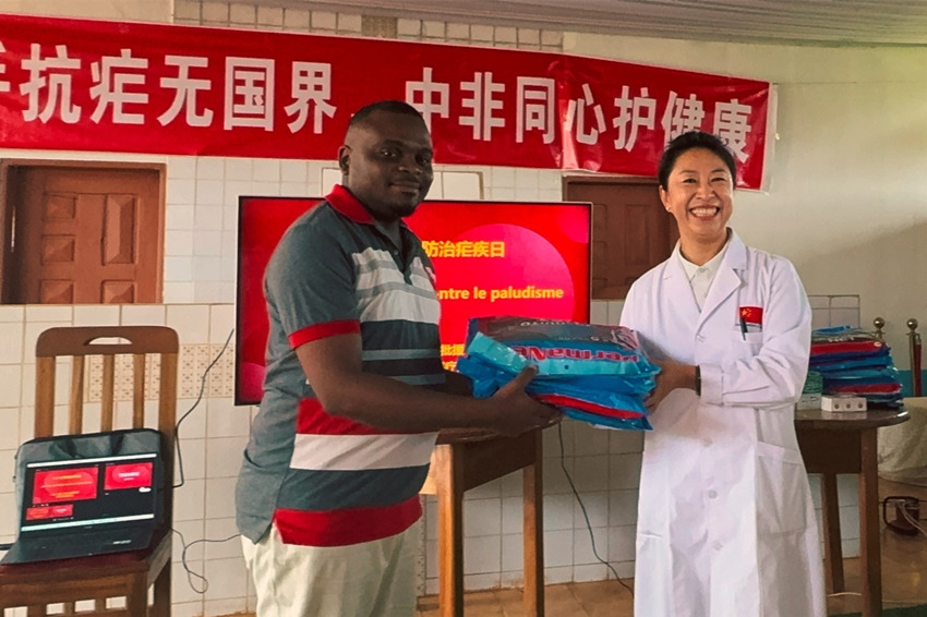 【3】贈送抗瘧物資。中國（山西）第24批援喀麥隆姆巴爾馬尤醫(yī)療隊 供圖