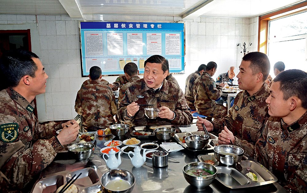 2014年1月26日，習(xí)近平主席專程來到內(nèi)蒙古軍區(qū)邊防某部，親切看望慰問戍邊官兵。這是在連隊(duì)食堂，習(xí)近平主席同戰(zhàn)士們一起用餐。