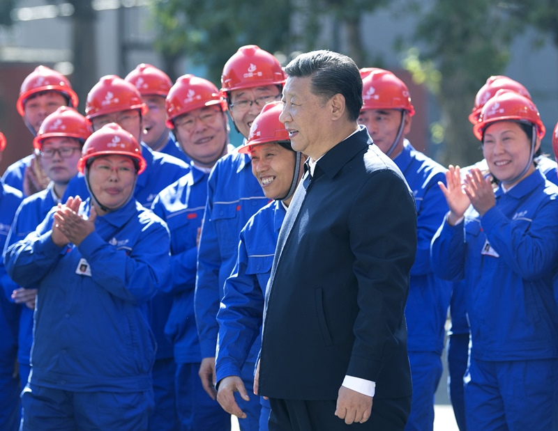 2018年9月26日，在中國一重集團(tuán)，習(xí)近平總書記走到工人中間，同大家親切交流。