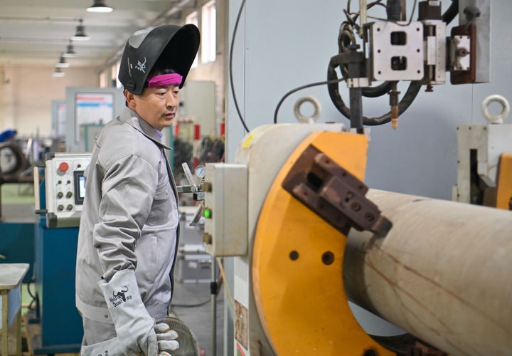 在中石化第四建設(shè)有限公司工匠學(xué)院，全國人大代表、中石化第四建設(shè)有限公司工匠學(xué)院焊接教練張振連操作自動焊機(jī)（2025年2月21日攝）。新華社記者 孫凡越 攝