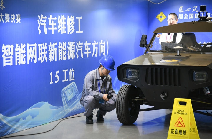 2024年9月11日，由全國總工會、人力資源和社會保障部等單位主辦的第八屆全國職工職業(yè)技能大賽決賽在陜西開幕。這是選手在位于西安國際會展中心的比賽場地參加汽車維修工（智能網(wǎng)聯(lián)新能源汽車方向）工種比賽。新華社記者 張博文 攝