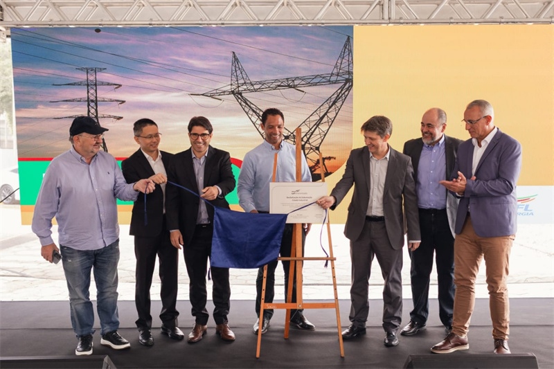 CPFL公司執(zhí)行副總裁弗拉維奧·恩里克·里貝羅（中）、CPFL輸電公司總裁李甫（左二）、南里奧格蘭德州州議員阿洛伊西奧·克拉斯曼（左一）、州長(zhǎng)代表豪爾赫·波佐邦（右一）等出席投運(yùn)儀式。 中國(guó)國(guó)家電網(wǎng)巴西電力CPFL公司供圖