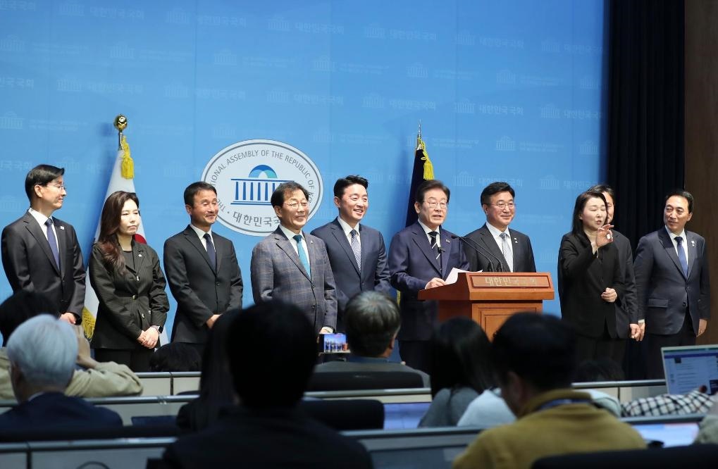 4月11日，李在明在韓國首爾舉行的新聞發(fā)布會上介紹他的總統(tǒng)競選團隊。新華社記者姚琪琳攝