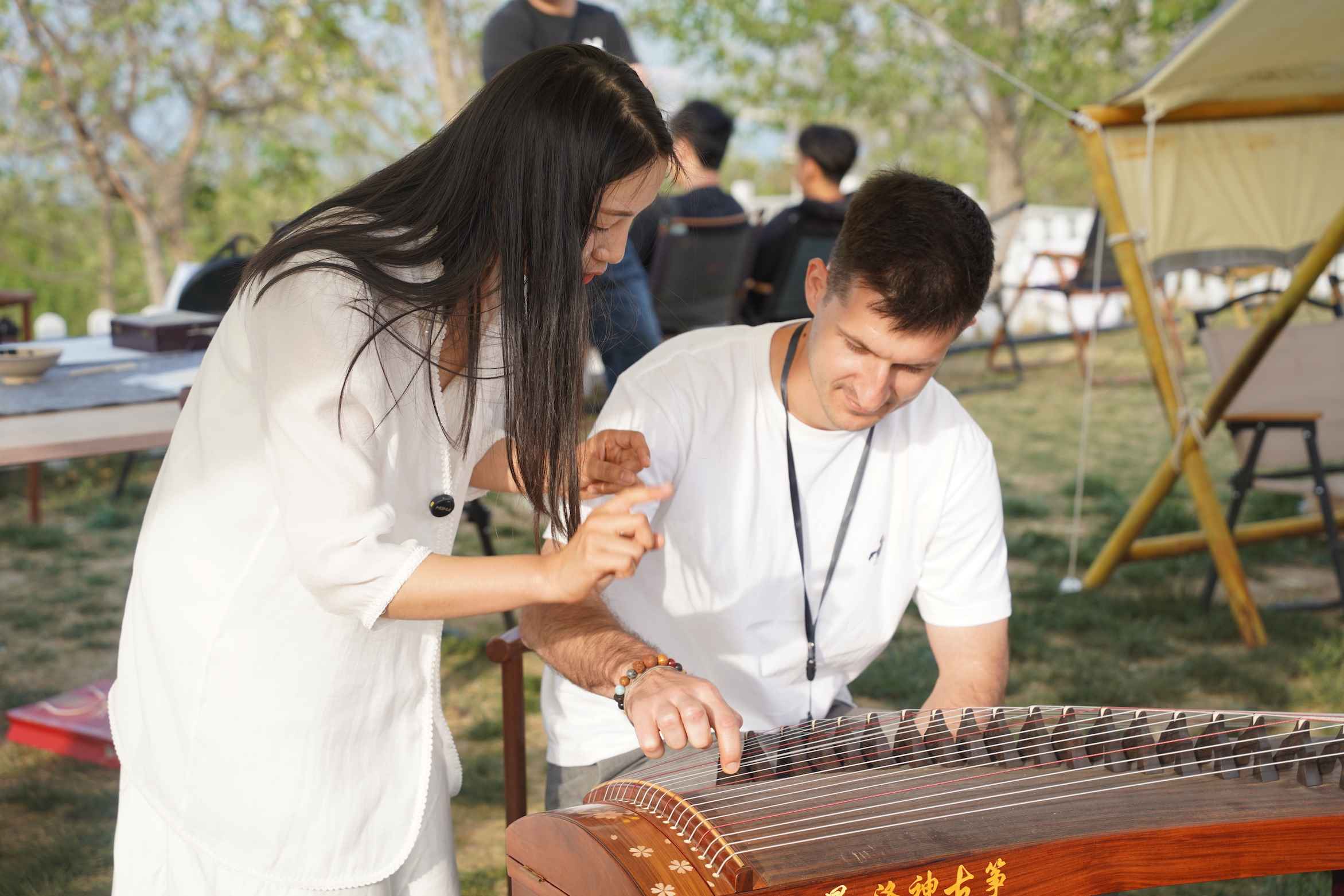 外媒體記者古箏體驗(yàn)。主辦方供圖